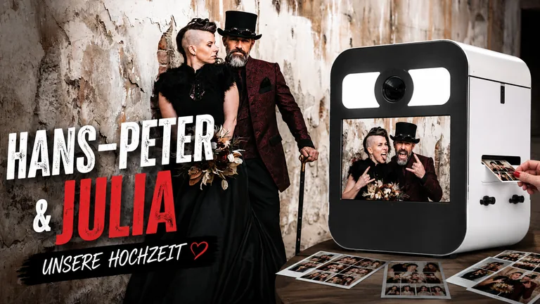 Hochzeitsgäste posieren gemeinsam für die Fotobox bei einer Hochzeit