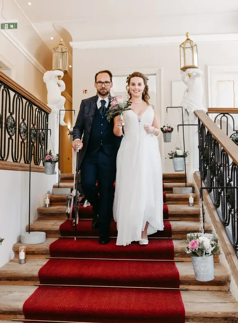 Brautpaar bei natürlicher Hochzeitsfotografie – entspannte Momente